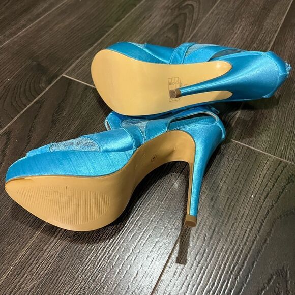 Brand new Light 💙 sandals with 🤍 lace - Picture 3 of 5